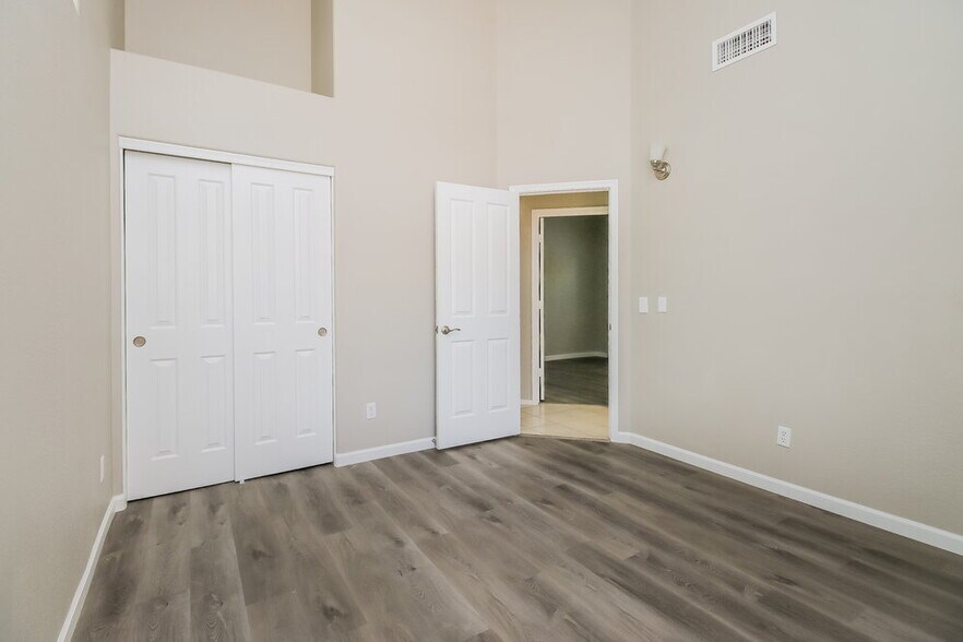 Building Photo - 1542 E Sunrise Way