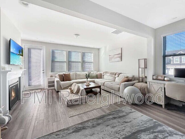 Building Photo - 779 Creekway Dr