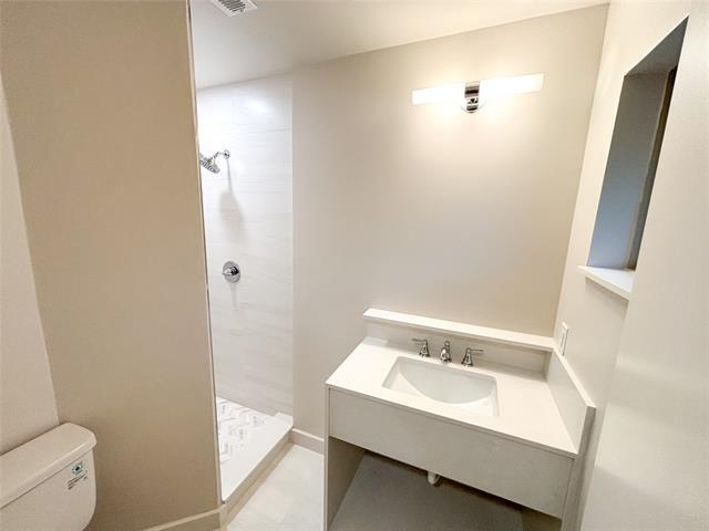 Building Photo - 2109 Highwood Dr