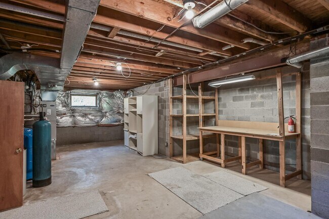 Building Photo - 445 Springvale Rd
