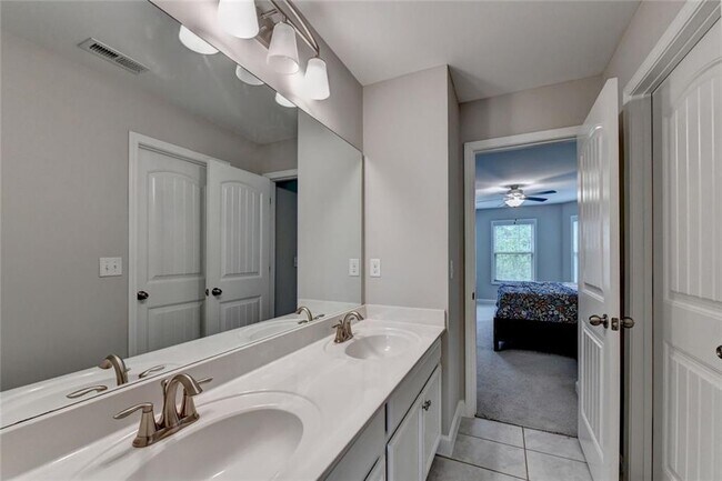 Building Photo - 6035 Ashborough Park