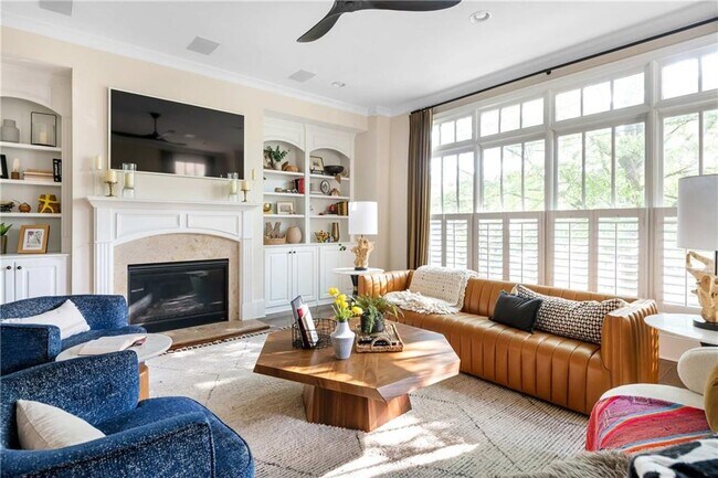 Building Photo - 582 St Charles Ave NE