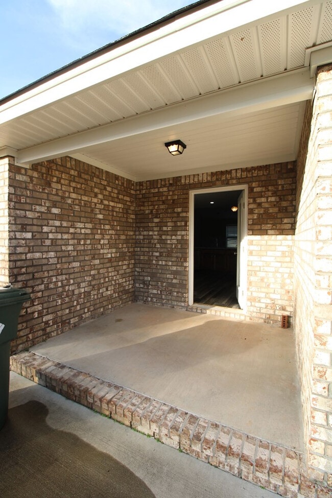 Building Photo - 581 Brushwood Dr