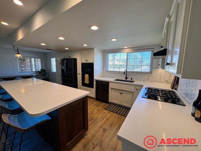 Building Photo - Lovely Home In Olive Dr Area!