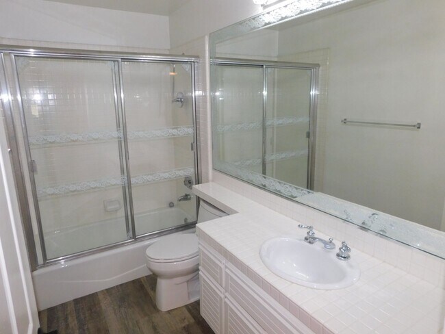Building Photo - Gated Lake community 2 bed, 2.5 bath home.