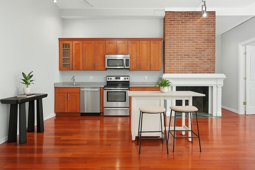 Primary Photo - 167 Beacon St