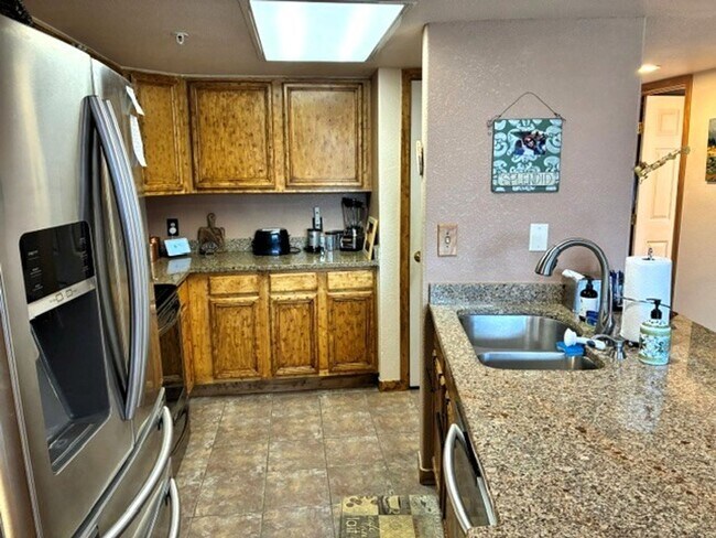 Building Photo - 980 Lakepoint Dr