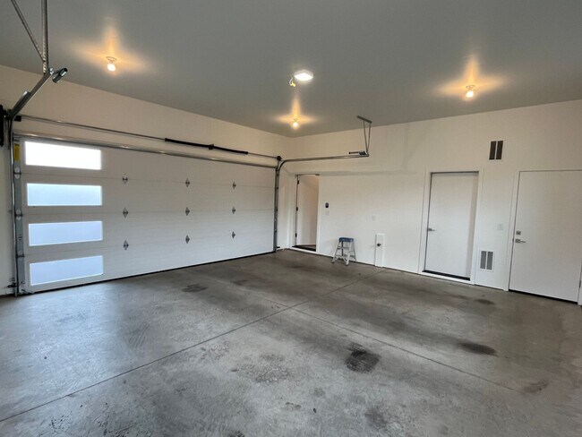 Building Photo - Gorgeous Tetherow 4 Bedroom + Office