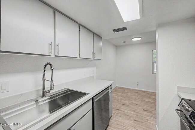 Building Photo - 5984 N 48th Ave