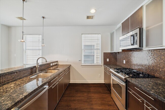 Building Photo - 3041 Clinton Dr