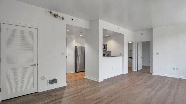 Building Photo - 250 King St