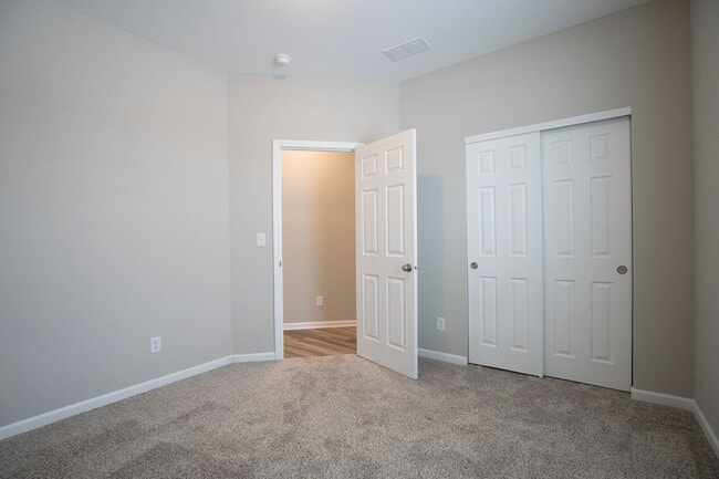 Building Photo - 344 E Stratford Ave