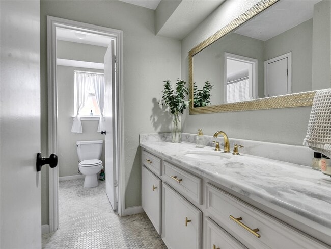 Building Photo - 1134 Western Springs Dr