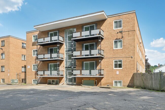 Building Photo - 1045 River St