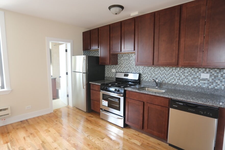 Building Photo - 852 W Diversey Pkwy