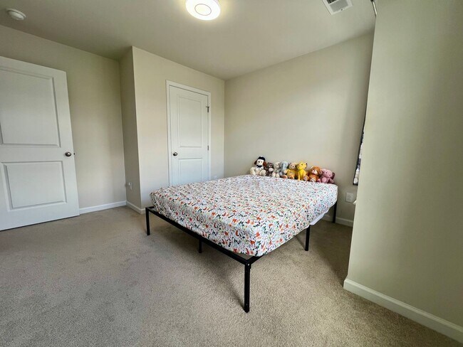 Building Photo - Stunning 4-Bed Townhome in Quakertown! Available NOW!