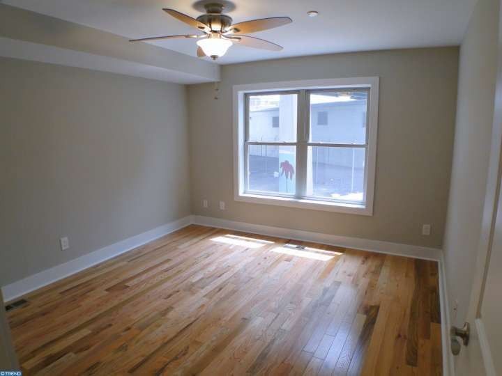 Secondary bedroom - 118 W Laurel St