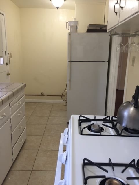Gas range - 1066 Sherwood Ave