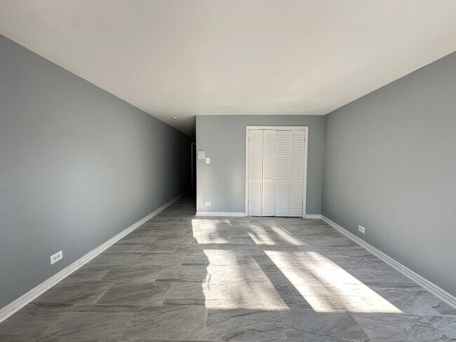 Building Photo - 6715 N California Ave