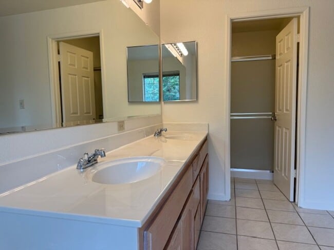 Building Photo - Wonderful 3 bedroom Tri-level townhome wit...