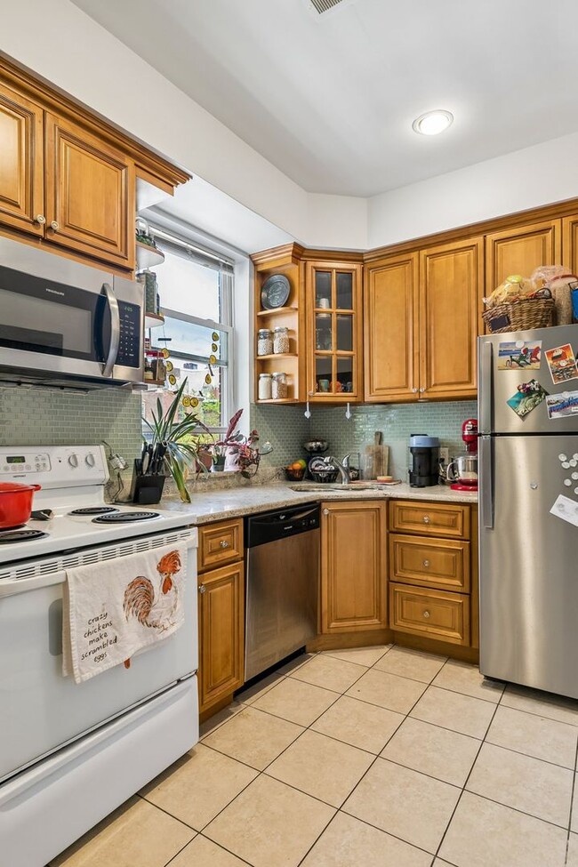 Building Photo - Well-maintained 2-bedroom, 1-bath bi-level apartment | Washington Square West