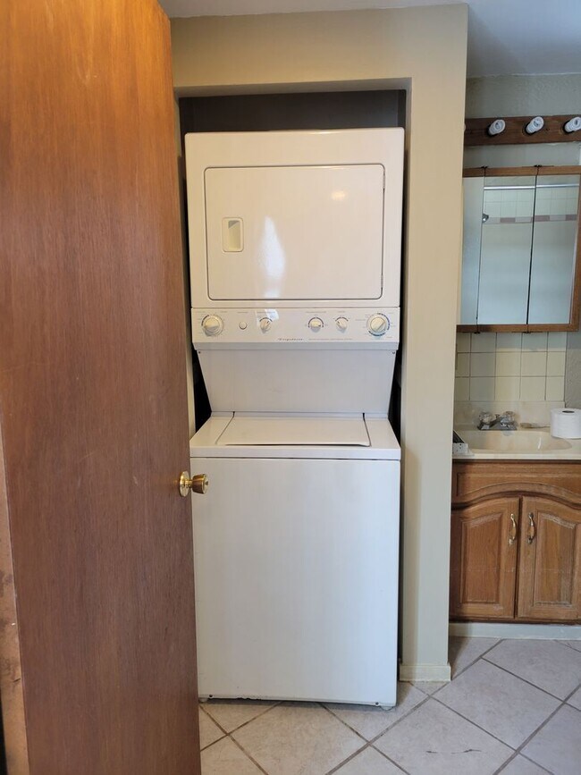 Building Photo - 419 Mallory