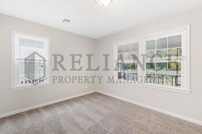 Building Photo - 726 S Bonn St