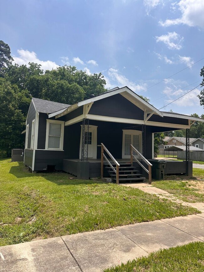 Primary Photo - Highland Charming 3-Bedroom 2-bathroom Hom...