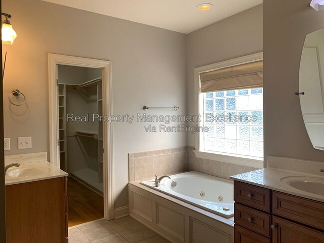 Building Photo - 1005 Hadley Meadows Dr