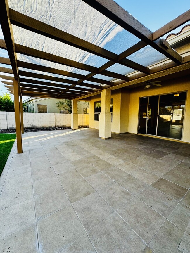 Building Photo - FOR RENT