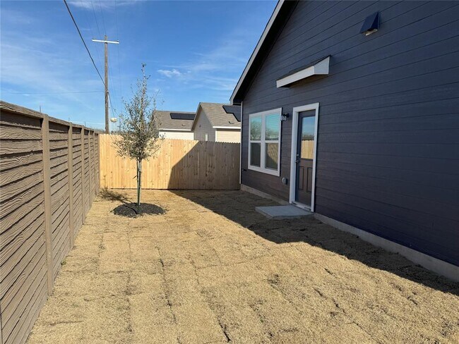 Building Photo - 408 Whoopers Loop