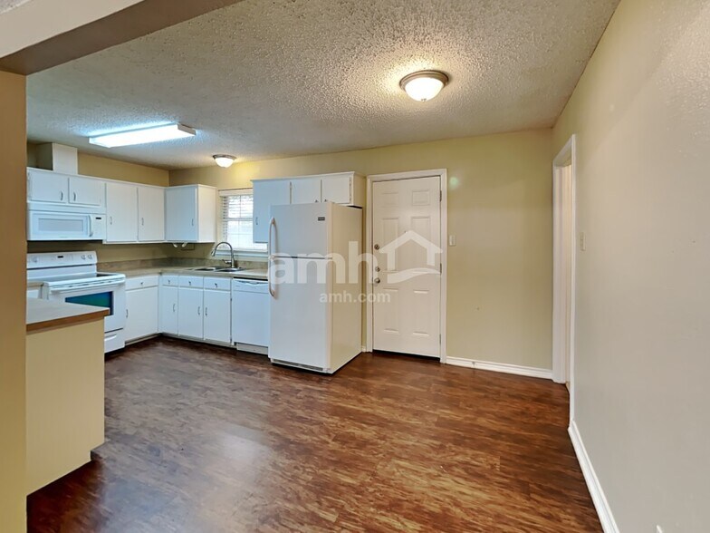 Building Photo - 105 S Winding Oaks Dr