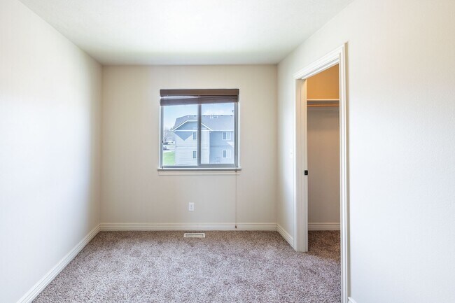 Building Photo - 2 BED 1 BATH TOWNHOME WITH COVERED PARKING IN AMMON - CITY UTILITIES INCLUDED