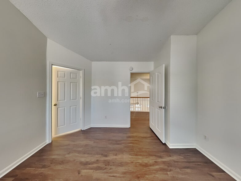 Building Photo - 8401 Redstone View Dr