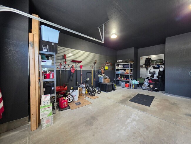 Building Photo - Beautiful Newer Build 3 Bedroom Home in Be...