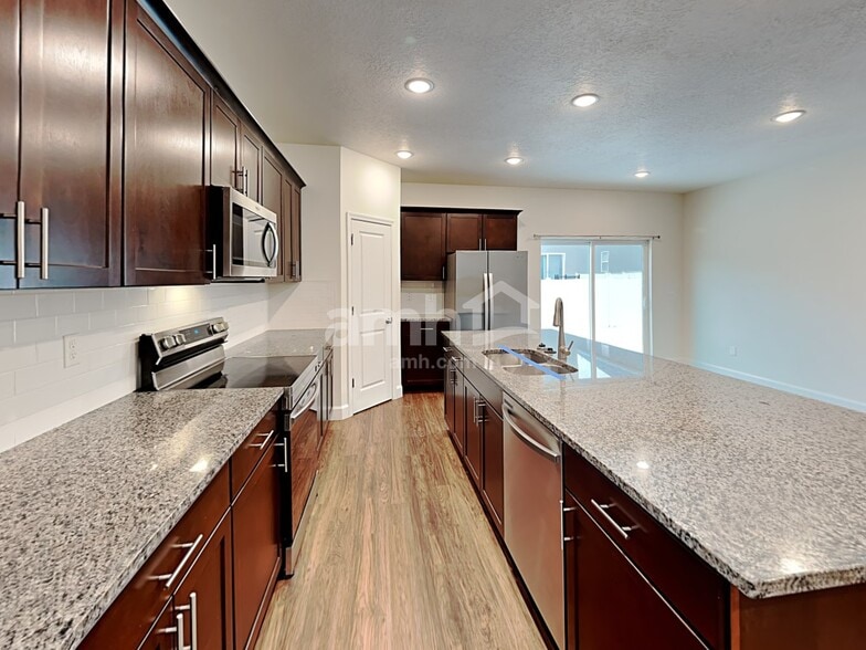 Building Photo - 2403 E Surry Way