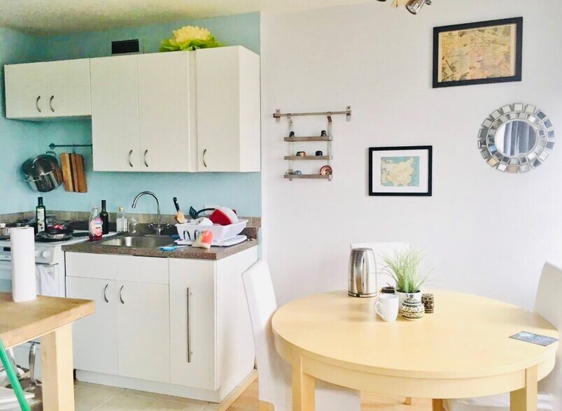kitchen dining - 6171 N Sheridan Rd