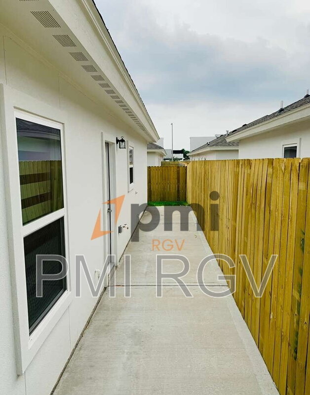 Building Photo - 805 W Garrison Dr