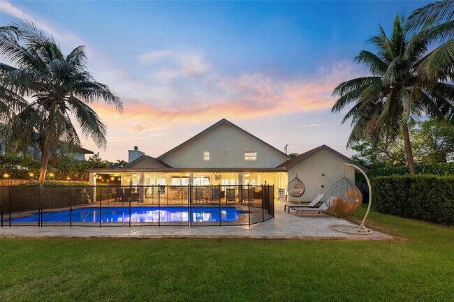 Building Photo - 413 Holiday Dr