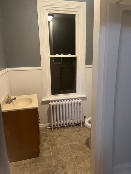 first floor bath 2 - 35 S Rosanna St