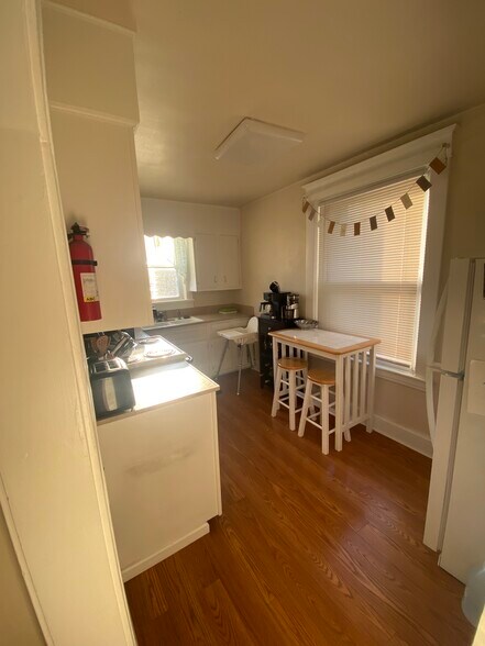 Kitchen - 329 E Grandview Ave