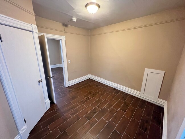 Building Photo - 419 N 1st Ave W