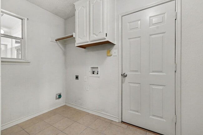 Building Photo - 1306 Woodmont Dr