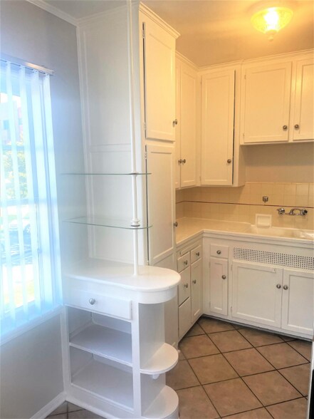 Building Photo - 225 S Gale Dr