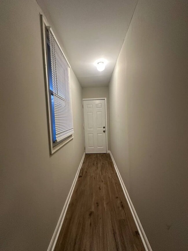 Building Photo - Charming 3-Bedroom Home with Driveway & Ba...