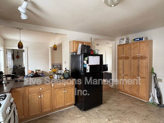 Building Photo - 384 St Paul St