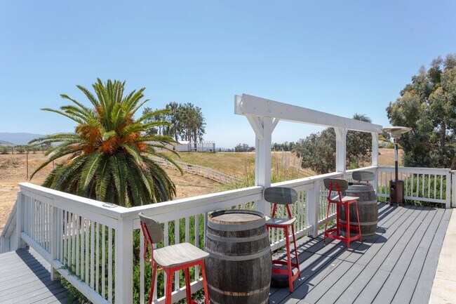 Building Photo - RANCH STYLE POOL HOME ON 2+ ACRES IN THE H...
