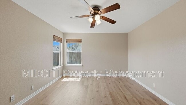 Building Photo - 2432 Medina Dr