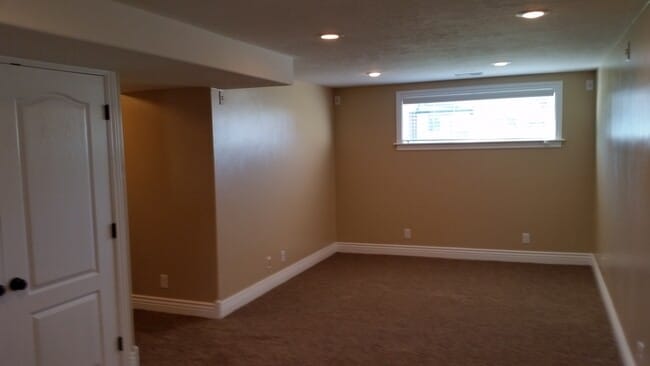 Building Photo - 5787 Lakeside Dr