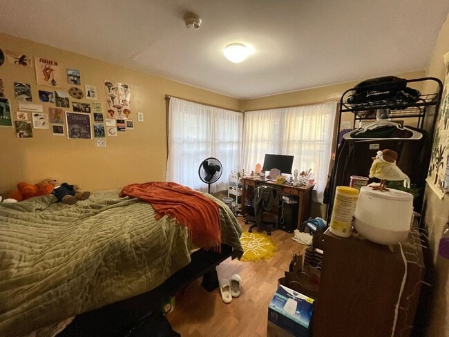 Building Photo - AVAILABLE JUNE - Spacious 6 Bed 1.5 Bath Home near Campus